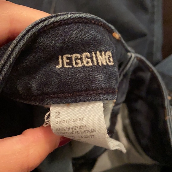 American Eagle dark wash jeans. Size 2 - Picture 2 of 2